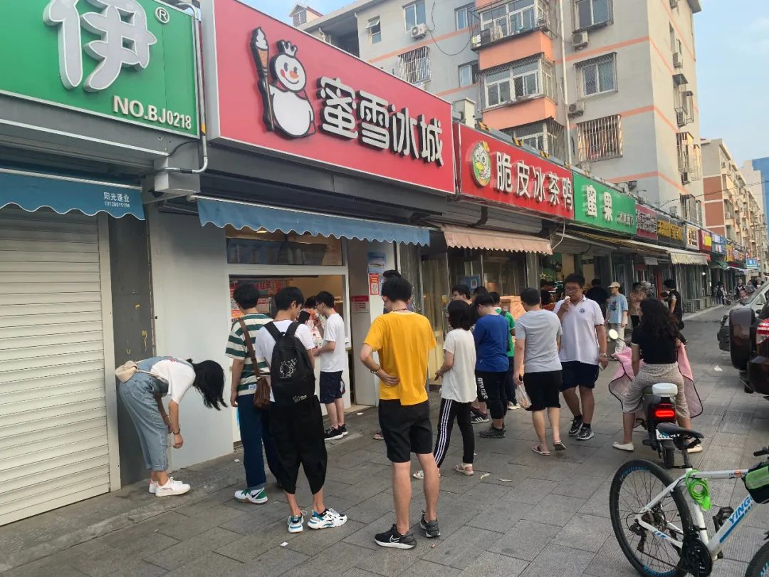 买奶茶茶饮加盟店却“十店九亏”钱被谁赚了？凯时ag旗舰厅登录年轻人一年花掉上千亿元(图8)